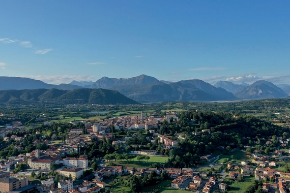 Aria di Festa Vista aerea della città di San Daniele 570