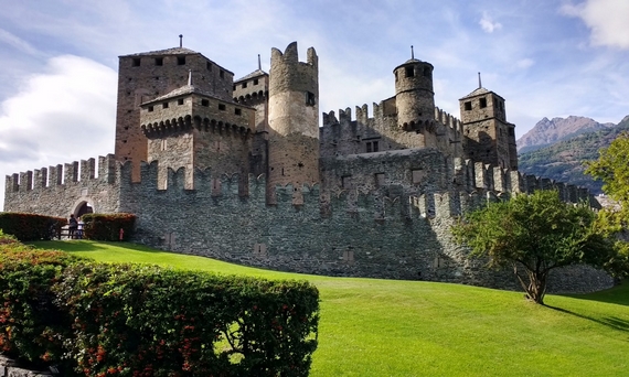 Italia Valle Aosta castello Fenis 23 570