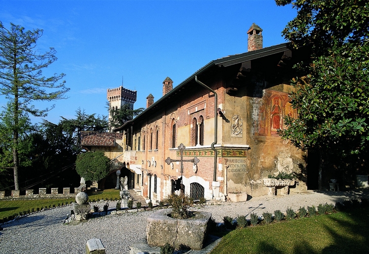 2 Casa del Podestà dai giardini interni Terrazza 6 7 aprile 24